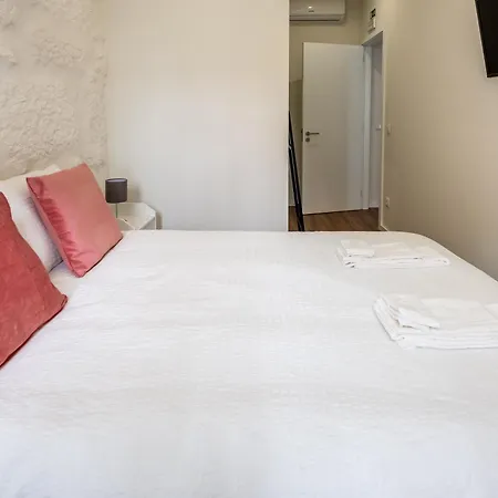 Semesterbostad Entire House With 4 Master Suites, Hot Tub & Backyard - Location *