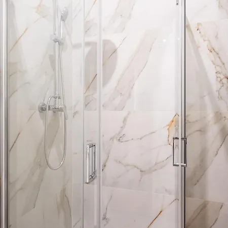 Entire House With 4 Master Suites, Hot Tub & Backyard - Location Semesterbostad Vila Nova de Gaia