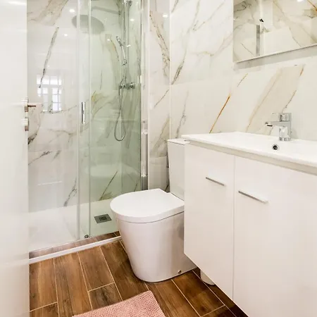 Semesterbostad Entire House With 4 Master Suites, Hot Tub & Backyard - Location Vila Nova de Gaia