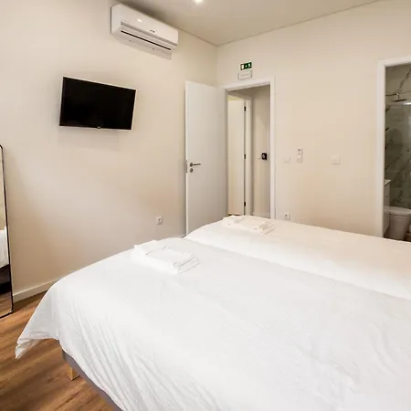 Entire House With 4 Master Suites, Hot Tub & Backyard - Location Vila Nova de Gaia