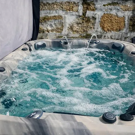 Semesterbostad Entire House With 4 Master Suites, Hot Tub & Backyard - Location *