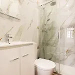 Entire House With 4 Master Suites, Hot Tub & Backyard - Location *