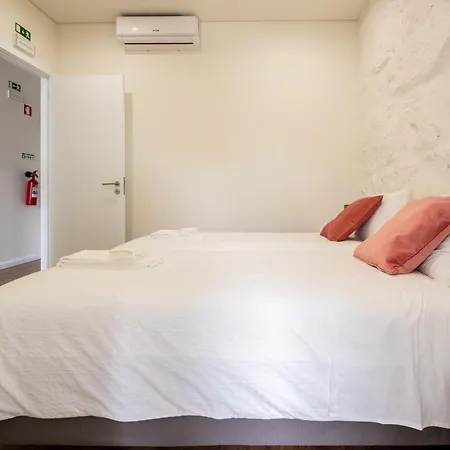 Feriehus Entire House With 4 Master & Backyard - Location Vila Nova de Gaia