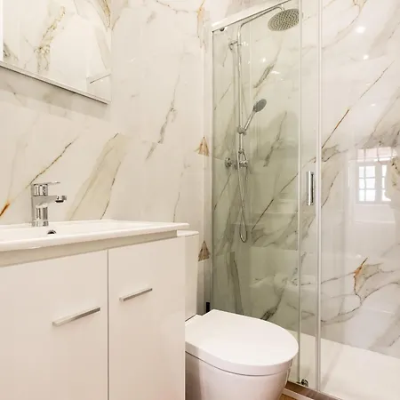 Entire House With 4 Master Suites, Hot Tub & Backyard - Location *