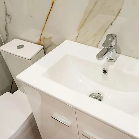 Entire House With 4 Master & Backyard - Location