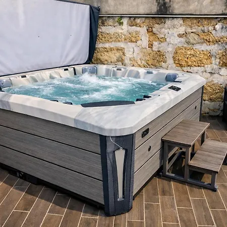 Entire House With 4 Master Suites, Hot Tub & Backyard - Location *