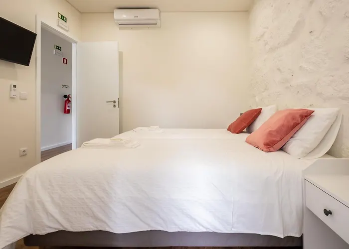 Hébergement de vacances Entire House With 4 Master Suites, Hot Tub & Backyard - Location Vila Nova de Gaia