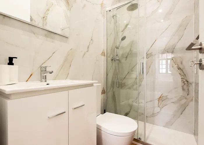 Entire House With 4 Master Suites, Hot Tub & Backyard - Location *