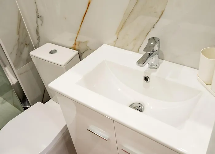 Entire House With 4 Master Suites, Hot Tub & Backyard - Location