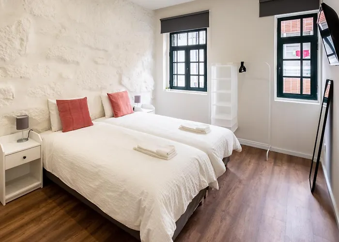 Entire House With 4 Master Suites, Hot Tub & Backyard - Location Vila Nova de Gaia