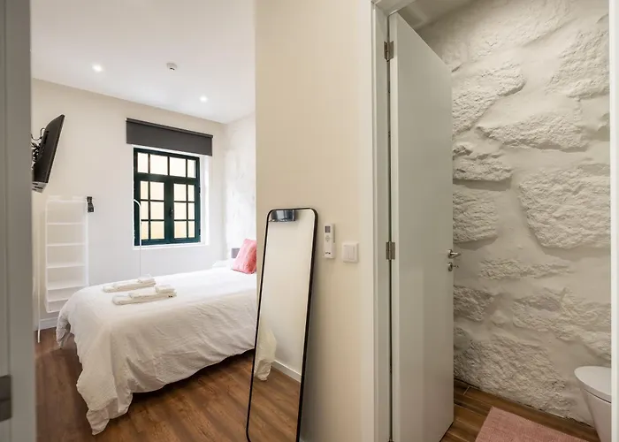 Hébergement de vacances Entire House With 4 Master Suites, Hot Tub & Backyard - Location Vila Nova de Gaia