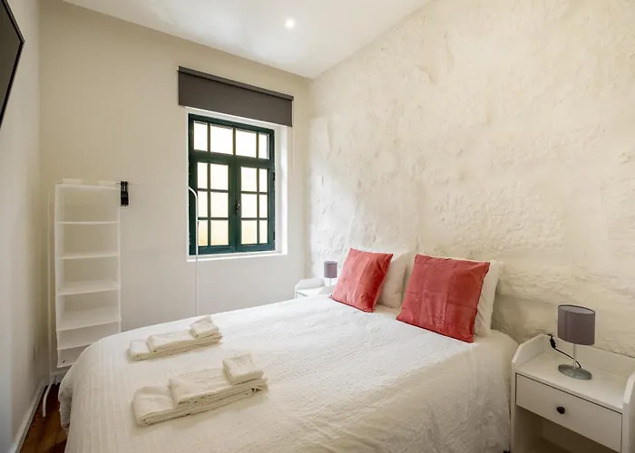 Entire House With 4 Master Suites, Hot Tub & Backyard - Location