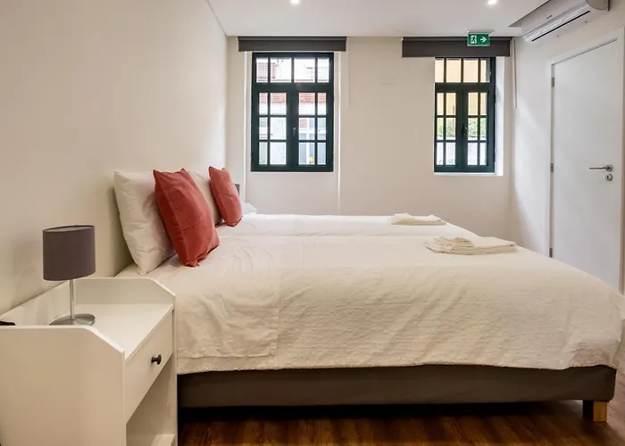 Entire House With 4 Master Suites, Hot Tub & Backyard - Location