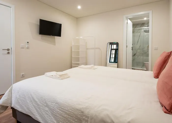 Entire House With 4 Master Suites, Hot Tub & Backyard - Location *