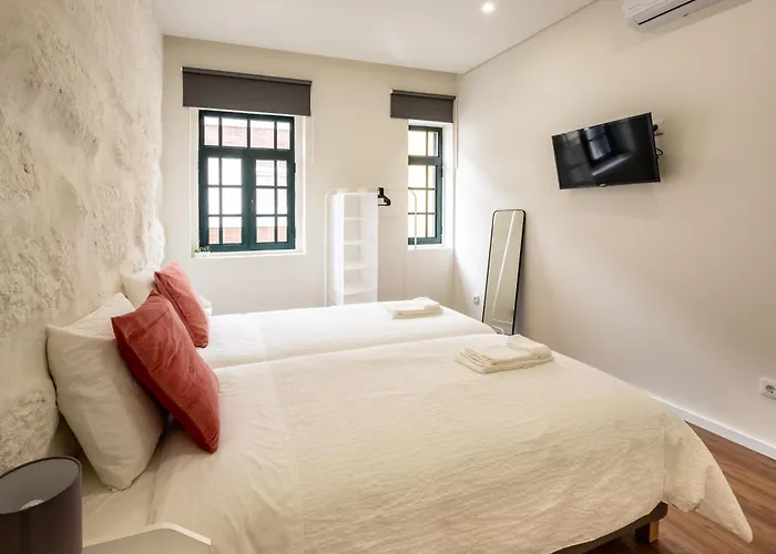 Entire House With 4 Master Suites, Hot Tub & Backyard - Location *