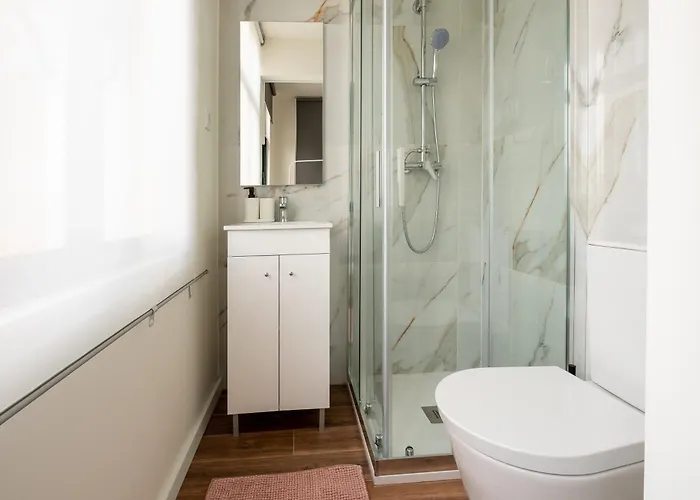 Entire House With 4 Master Suites, Hot Tub & Backyard - Location *