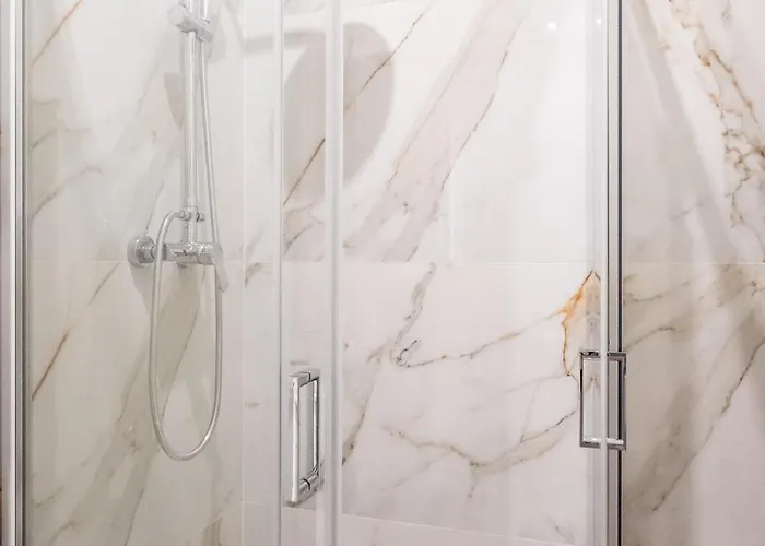 Entire House With 4 Master Suites, Hot Tub & Backyard - Location Hébergement de vacances Vila Nova de Gaia