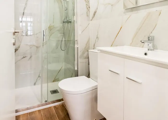 Hébergement de vacances Entire House With 4 Master Suites, Hot Tub & Backyard - Location Vila Nova de Gaia