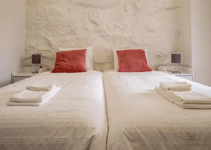 Entire House With 4 Master Suites, Hot Tub & Backyard - Location *