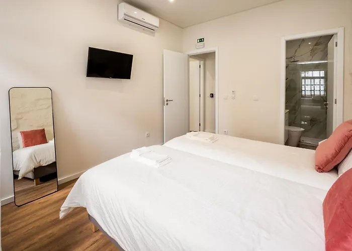 Entire House With 4 Master Suites, Hot Tub & Backyard - Location Vila Nova de Gaia