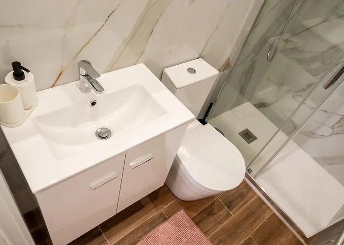 Hébergement de vacances Entire House With 4 Master Suites, Hot Tub & Backyard - Location *