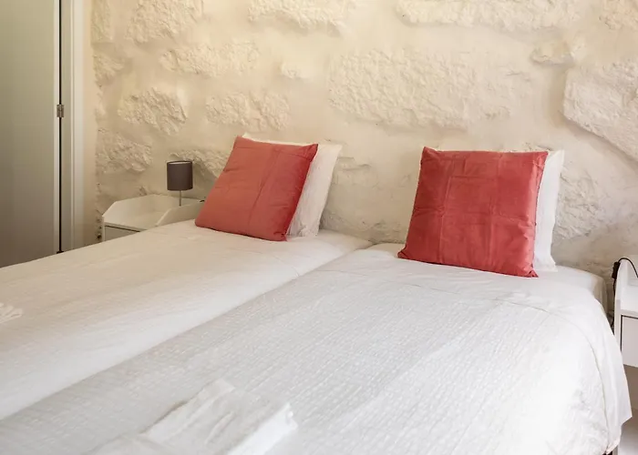 Entire House With 4 Master Suites, Hot Tub & Backyard - Location Hébergement de vacances Vila Nova de Gaia