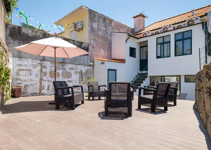 Entire House With 4 Master Suites, Hot Tub & Backyard - Location * Vila Nova de Gaia