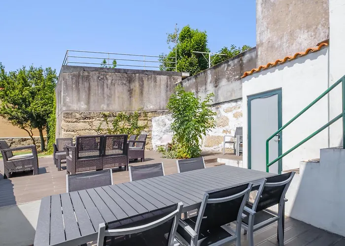 Entire House With 4 Master Suites, Hot Tub & Backyard - Location Hébergement de vacances Vila Nova de Gaia