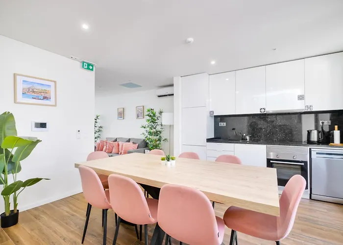 Entire House With 4 Master Suites, Hot Tub & Backyard - Location *