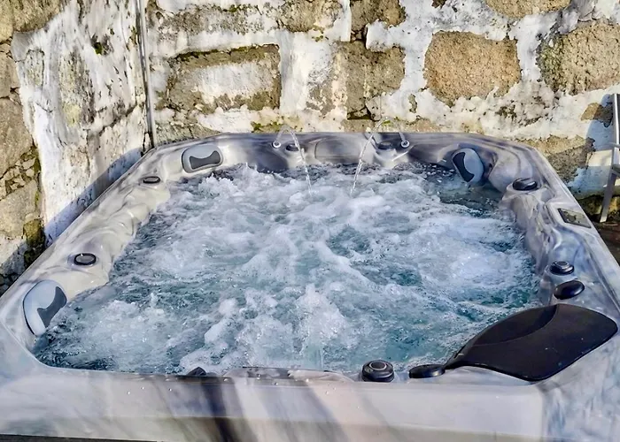 Entire House With 4 Master Suites, Hot Tub & Backyard - Location Tatil Evi Vila Nova de Gaia