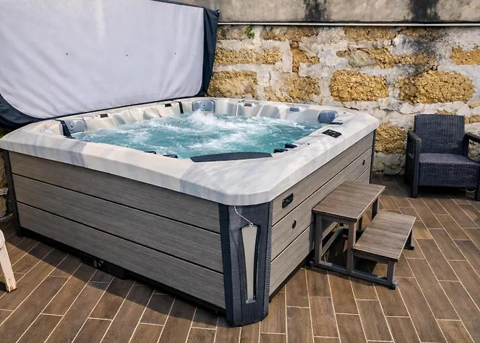 Entire House With 4 Master Suites, Hot Tub & Backyard - Location *